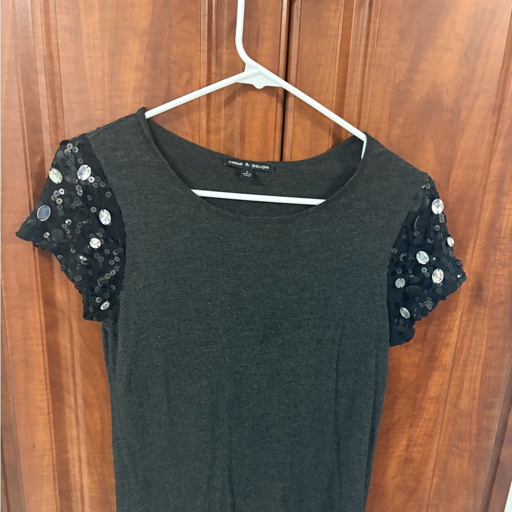 WOMENS CABLE & GAUGE BLACK TOP WITH SEQUINS & BEADS ON SLEEVES 
SIZE SMALL
